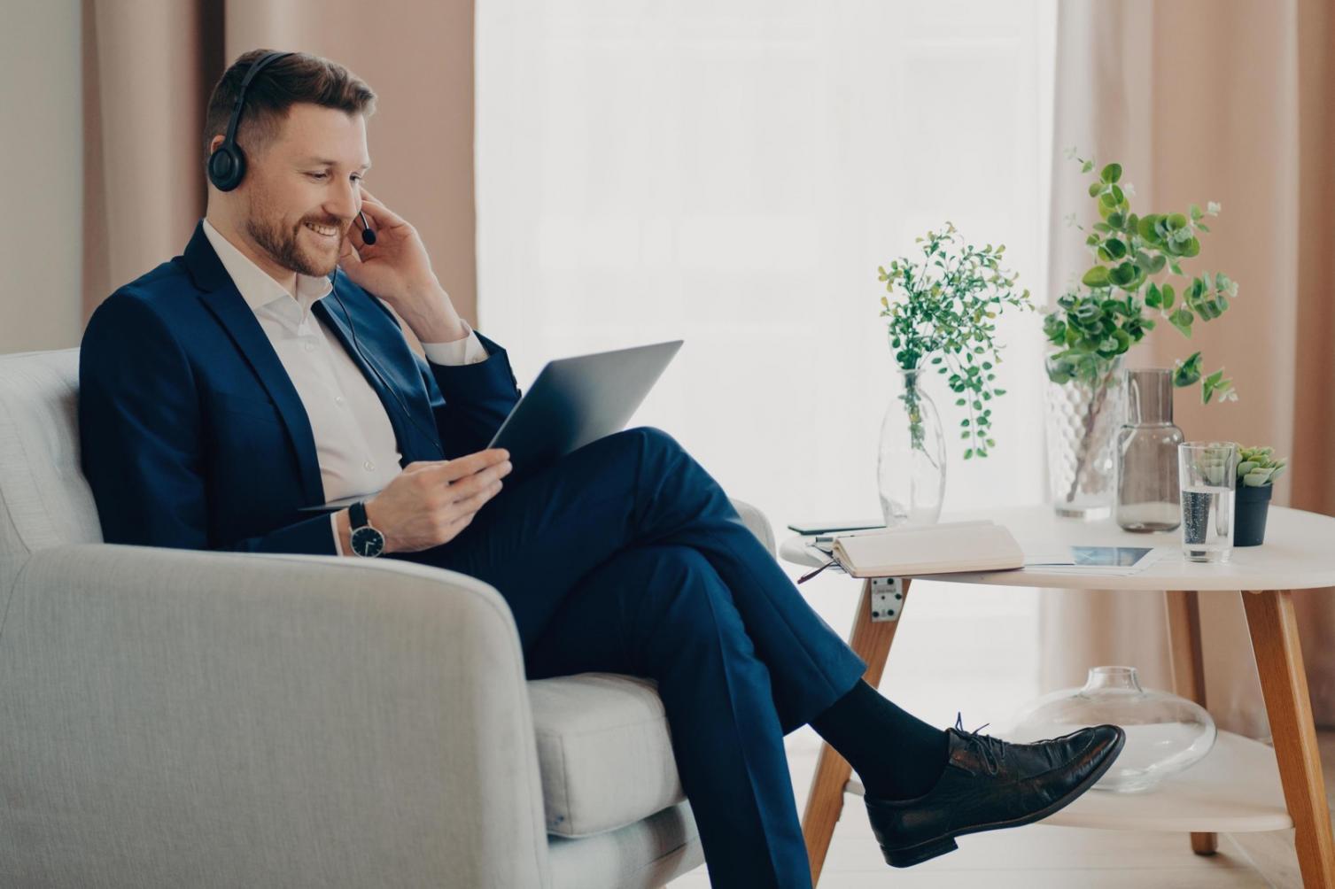 Équipe direnneune travaillant sur des stratégies entrepreneuriales